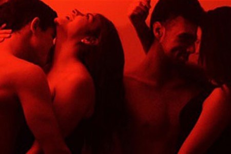 Dos parejas que se cogen de la mano en fondo rojo