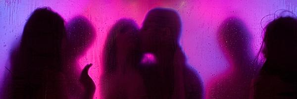 Dos parejas hablando entre sí sobre fondo rosa